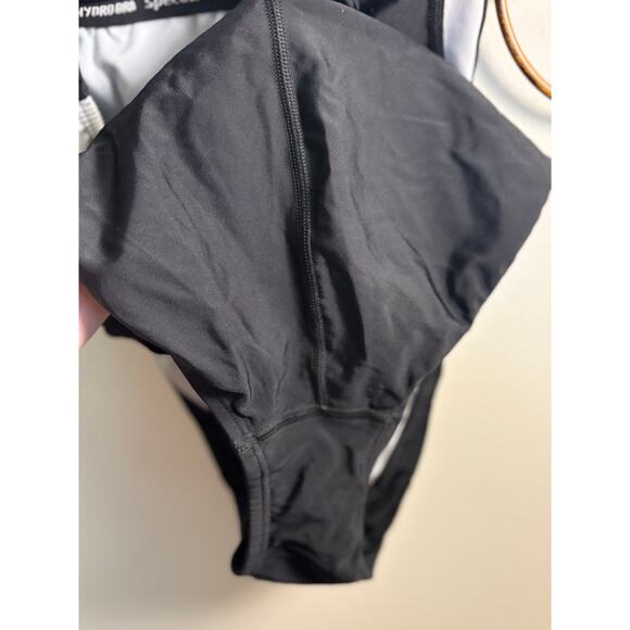 Women’s size 14 Speedo black and white hydrasuit - Picture 4 of 7
